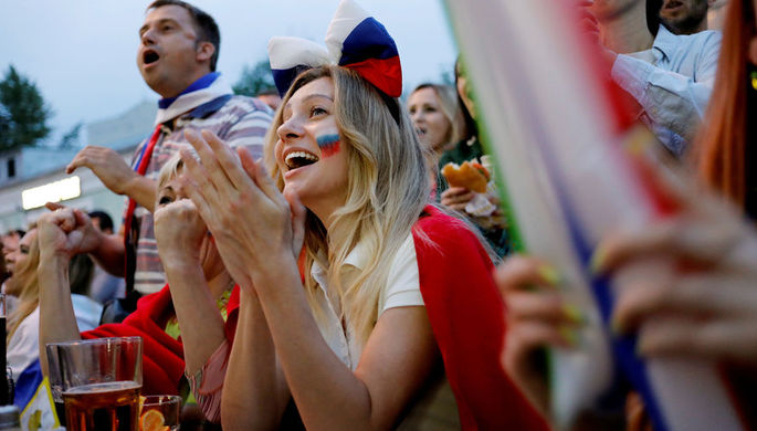 Болельщики сборной России радуются голу во время 1/4 финала чемпионата мира по футболу в матче с...