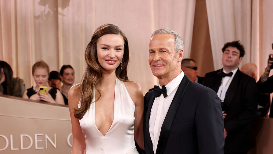 Модель Кристина Романова в платье без лифчика пришла на премию с Дорониным