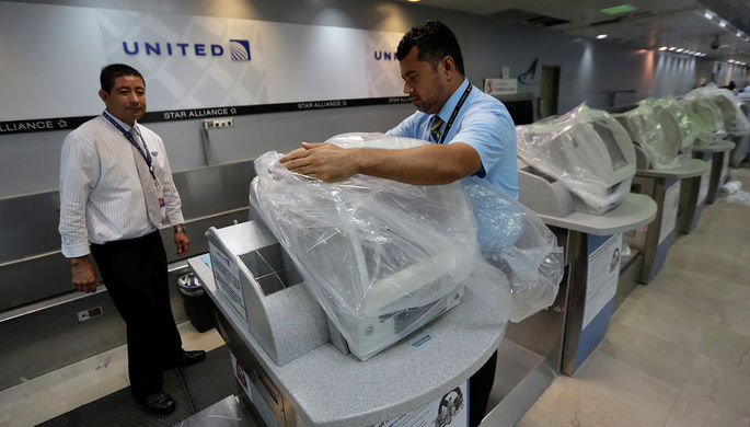 Сотрудники United Airlines готовятся к урагану «Патриция»