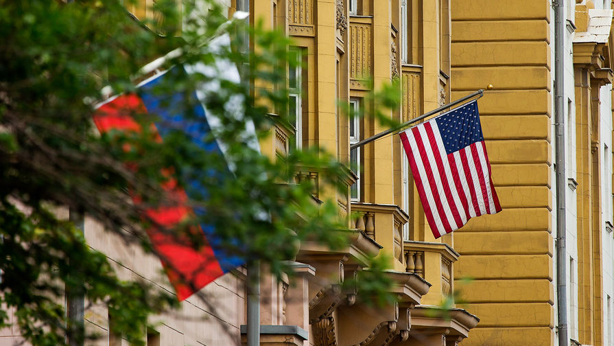  Российский и американский флаги на здании посольства США в Москве, июль 2017 года 