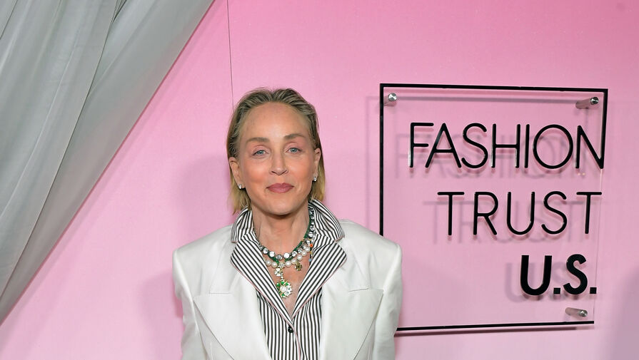 Актриса Шэрон Стоун показала фигуру в рубашке с декольте и жакете