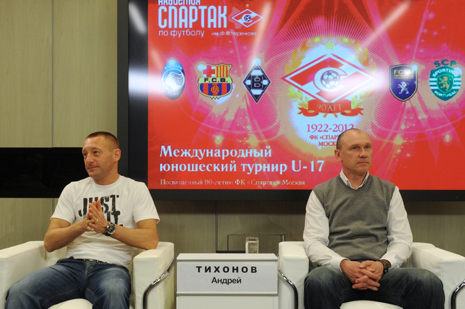 Второй тренер «Спартака» Андрей Тихонов и президент академии им. Черенкова Сергей...