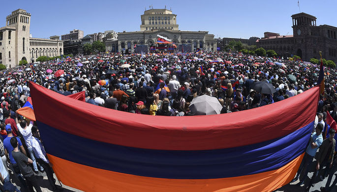 Сторонники армянского оппозиционного лидера Никола Пашиняна во время митинга в центре Еревана, 1 мая...