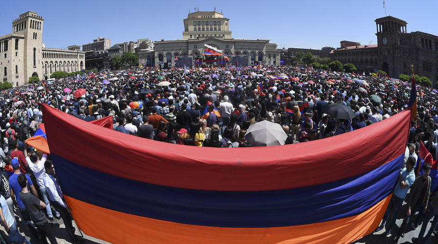 Сторонники армянского оппозиционного лидера Никола Пашиняна во время митинга в центре Еревана, 1 мая 2018 года