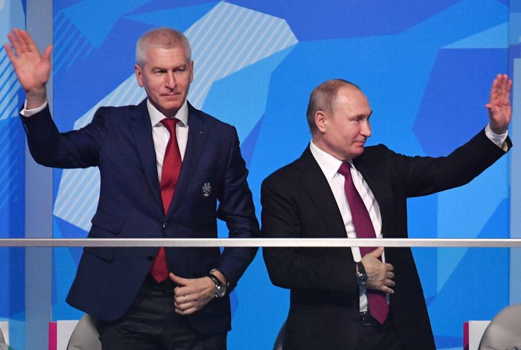 Президент России Владимир Путин принимает участие в торжественной церемонии открытия XXIX Всемирной зимней универсиады 2019 года в спортивно-зрелищном комплексе "Платинум Арена Красноярск". Слева на первом плане -- президент международная федерация студенческого спорта (FISU) Олег Матыцин