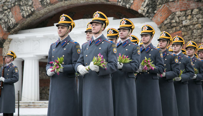 Военнослужащие Кремлевского полка подарили женщинам букеты цветов | 