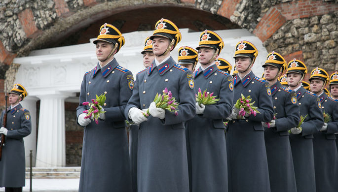 Военнослужащие Кремлевского полка подарили женщинам букеты цветов |