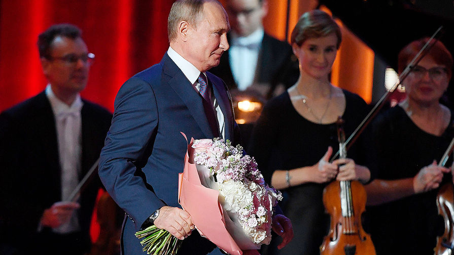 Президент РФ Владимир Путин на юбилейном вечере композитора, народной артистки СССР Александры Пахмутовой в Большом театре России