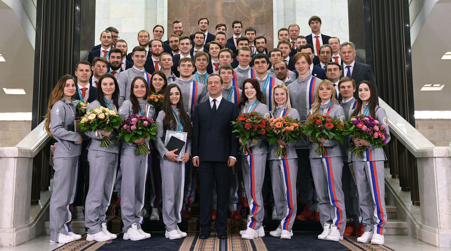 Председатель правительства РФ Дмитрий Медведев фотографируется с российскими спортсменами - победителями и призерами XXIII зимних Олимпийских игр в Пхенчхане, 28 февраля 2018 года