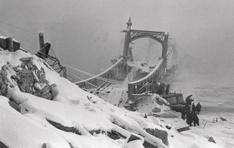 Великая Отечественная война 1941-1945 годов. Взорванный мост в городе Новгороде.