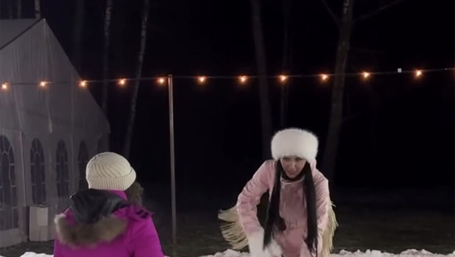 Модель Оксана Самойлова занялась хоккеем с дочерьми на катке