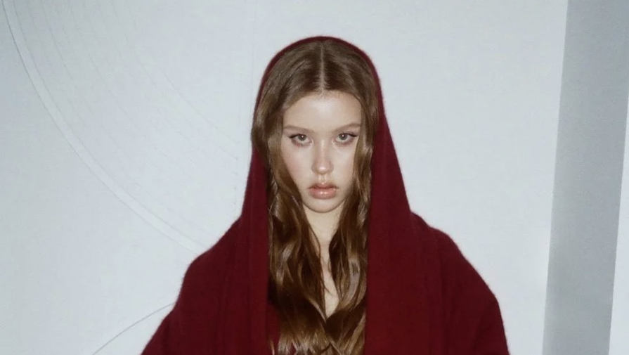 Актриса Анна Пересильд выложила фото в коротком топе и мини-юбке