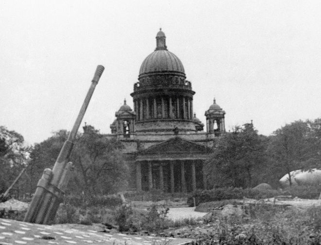 Зенитная батарея у Исаакиевского собора во время блокады Ленинграда