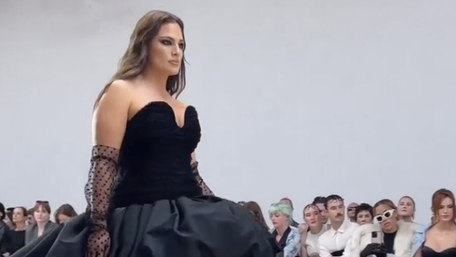 Plus-size модель Эшли Грэм снялась в мини-платье с корсетом и шлейфом