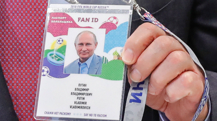 Президент России Владимир Путин во время посещения центра выдачи паспортов болельщиков ЧМ-2018 по футболу в Сочи, 3 мая 2018 года