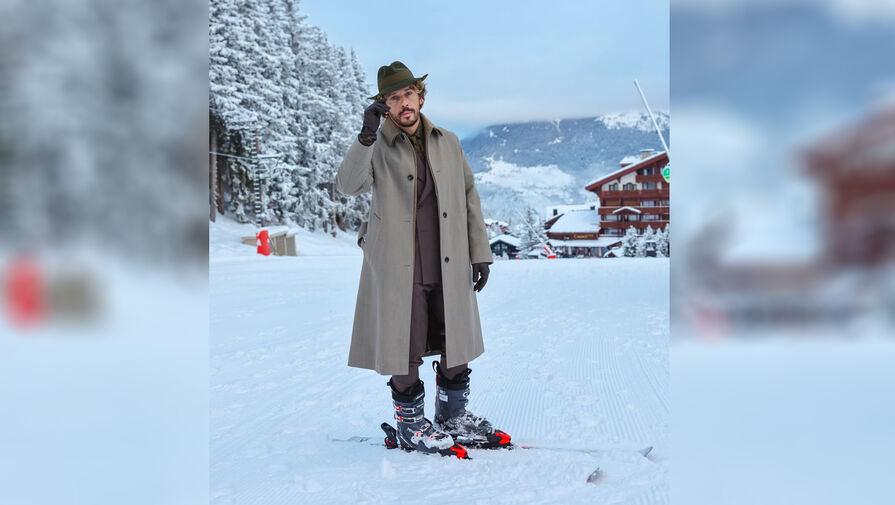 Комик Максим Галкин выложил фото в брючном костюме и шляпе на лыжах