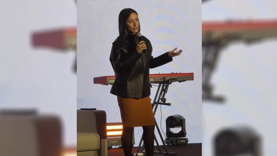 Бизнесвумен Тина Канделаки снялась в юбке-карандаш и кожаном жакете