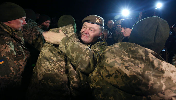 Президент Украины Петр Порошенко во время встречи украинцев, освобожденных из плена, в аэропорту...