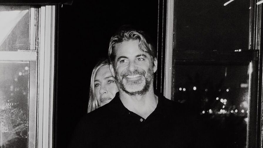 People: актриса Энистон отправится в путешествие с гипнотерапевтом Кертисом