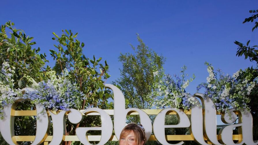 Модель Белла Хадид вышла в свет в платье в пайетках с узором