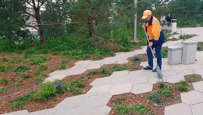 Восстановительные работы в парке «Зарядье» в центре Москвы, 14 сентября 2017 года