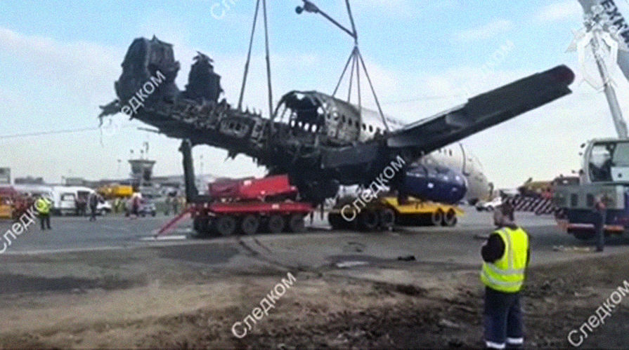 На месте крушения самолета Sukhoi Superjet 100, следовавшего рейсом "Аэрофлота" SU1492 из Москвы в Мурманск, в аэропорту Шереметьево, 6 мая 2019 года