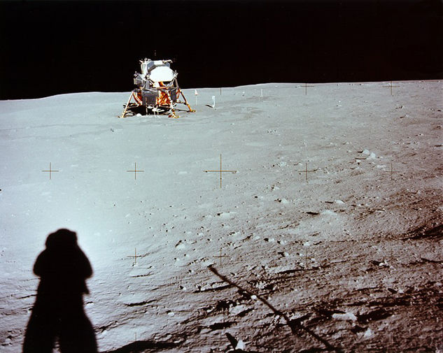 Фотография лунного модуля корабля "Аполлон-11" на поверхности Луны, сделанная астронавтом Нилом Армстронгом, 1969 год