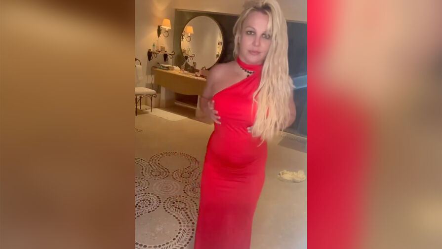 Певица Бритни Спирс напугала поклонников видео в красном платье