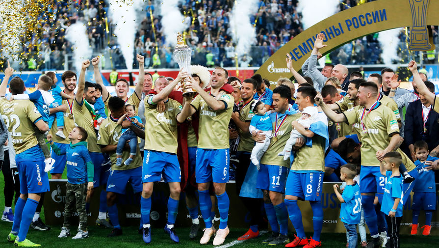 Игроки ФК "Зенит" на церемонии вручения кубка чемпионов России после окончания матча 28-го тура чемпионата России по футболу среди клубов Премьер-лиги между ФК "Зенит" (Санкт-Петербург) и ПФК ЦСКА (Москва), 12 мая 2019 года