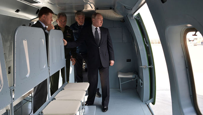Владимир Путин на площадке осмотра авиационной техники во время посещения Казанского авиационного...