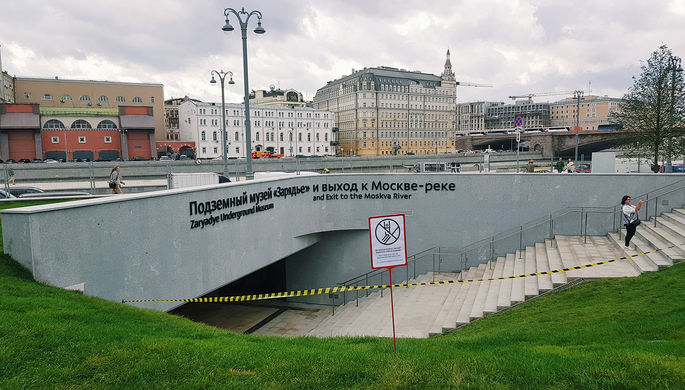 Запрещающая табличка в парке «Зарядье» в центре Москвы, 14 сентября 2017 года
