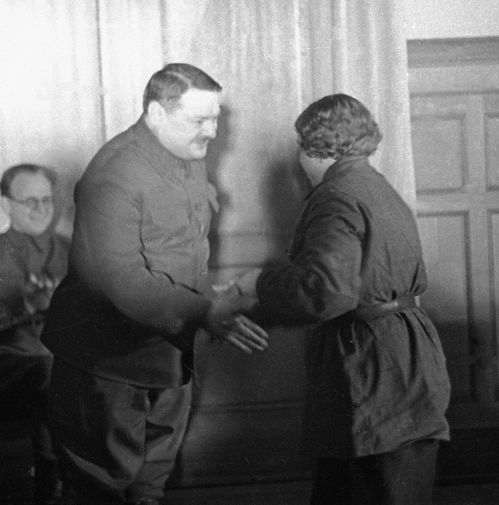 Секретарь ЦК ВКП /б/, член Военного совета Ленинградского фронта Андрей Жданов (слева) вручает награды защитникам Ленинграда