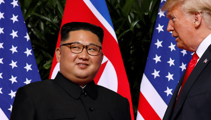 Высший руководитель КНДР Ким Чен Ын и президент США Дональд Трамп во время встречи на острове...