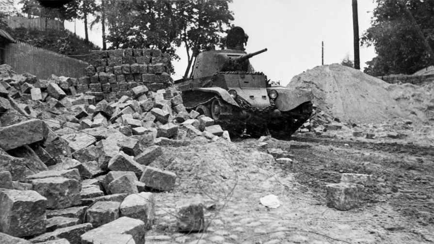 Вторая Мировая война 1939-1945 гг. Польский поход Красной армии. 17—29 сентября 1939 года. Присоединение Западной Украины и Западной Белоруссии к СССР. Советский танк БТ-2 пересекает границу Белоруссии в районе Вильно. 1939 год