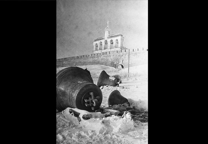 Колокола разрушенного храма. На заднем плане Новгородский кремль.