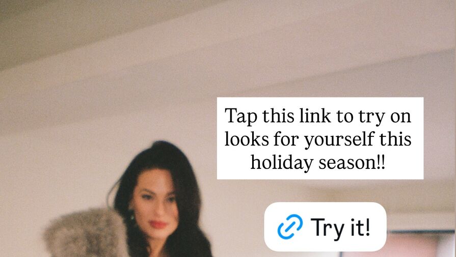 Модель Эшли Грэм позировала в облегающем платье с кружевом