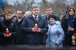 Президент Украины Петр Порошенко с супругой во время минуты молчания у мемориала участникам «Небесной сотни», посвященного памяти погибших в беспорядках на площади Независимости в феврале 2014 года