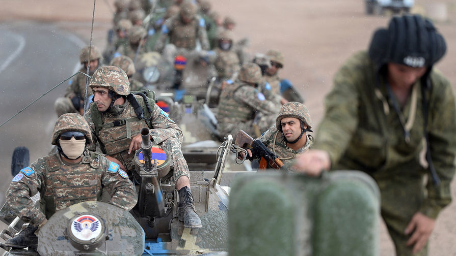 Колонна бронетранспортеров БТР-80 минобороны Армении на совместных учениях миротворческих сил...