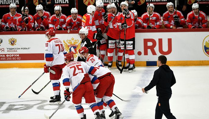 Игроки сборной России Вячеслав Войнов, Михаил Григоренко и Владимир Ткачев (справа налево) в матче...
