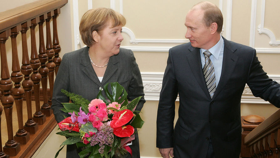 Федеральный канцлер Германии Ангела Меркель и президент России Владимир Путин во время встречи в...