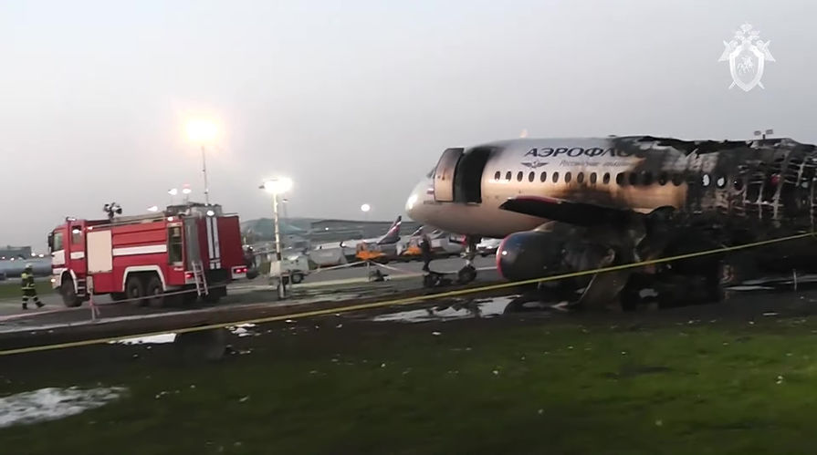 Фюзеляж самолета Sukhoi Superjet 100 авиакомпании "Аэрофлот" на следующий день после катастрофы в аэропорту Шереметьево, 6 мая 2019 года