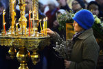 Верующие во время богослужения в праздник Входа Господня в Иерусалим в Покровском кафедральном соборе