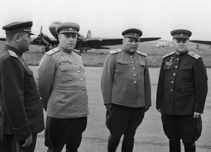 Маршалы Советского Союза Родион Малиновский, Александр Василевский и Кирилл Мерецков (справа налево) на аэродроме