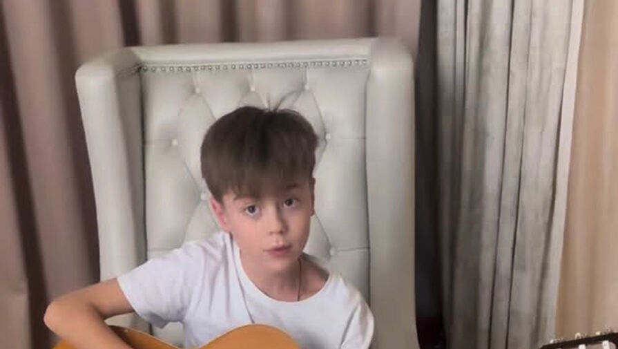 Певица Наталья Подольская сняла старшего сына от Владимира Преснякова за игрой на гитаре