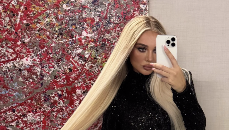 Певица Анна Седокова вышла в свет в сияющем облегающем платье