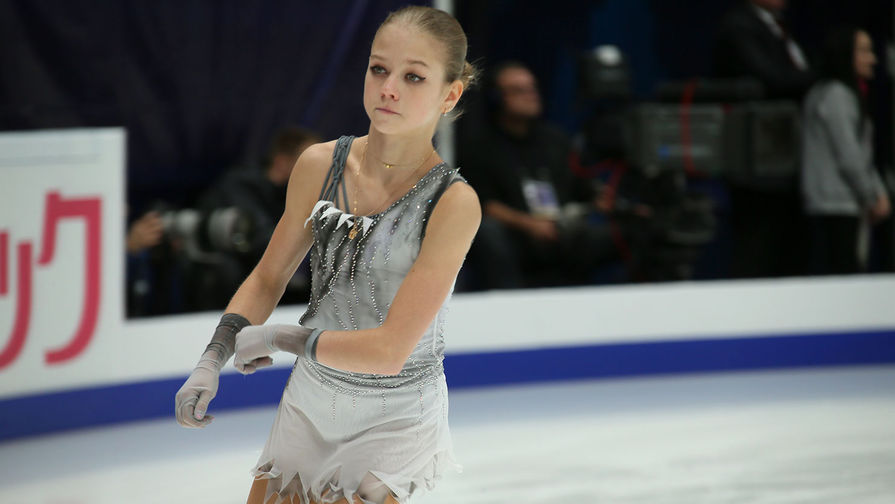 Александра Трусова во время исполнения короткой программы на V этапе Гран-при по фигурному катанию в Москве