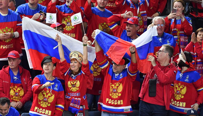 Болельщики сборной России перед началом матча за третье место чемпионата мира по хоккею – 2017...