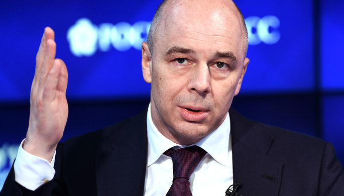 Министр финансов России Антон Силуанов во время теледебатов Bloomberg в рамках Санкт-Петербургского...