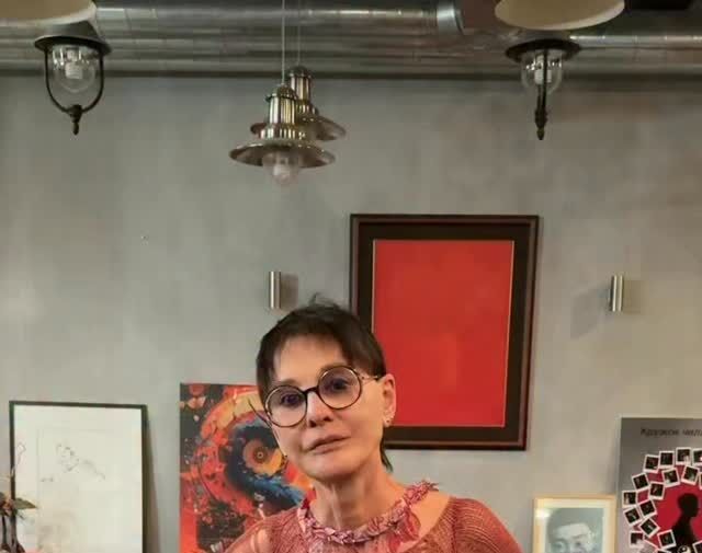 Журналистка Ирина Хакамада снялась в прозрачном свитере с дырами