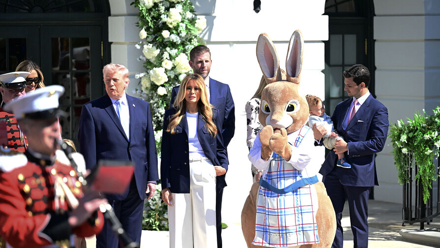 Жена президента США Трампа Мелания снялась в облегающей футболке и брюках